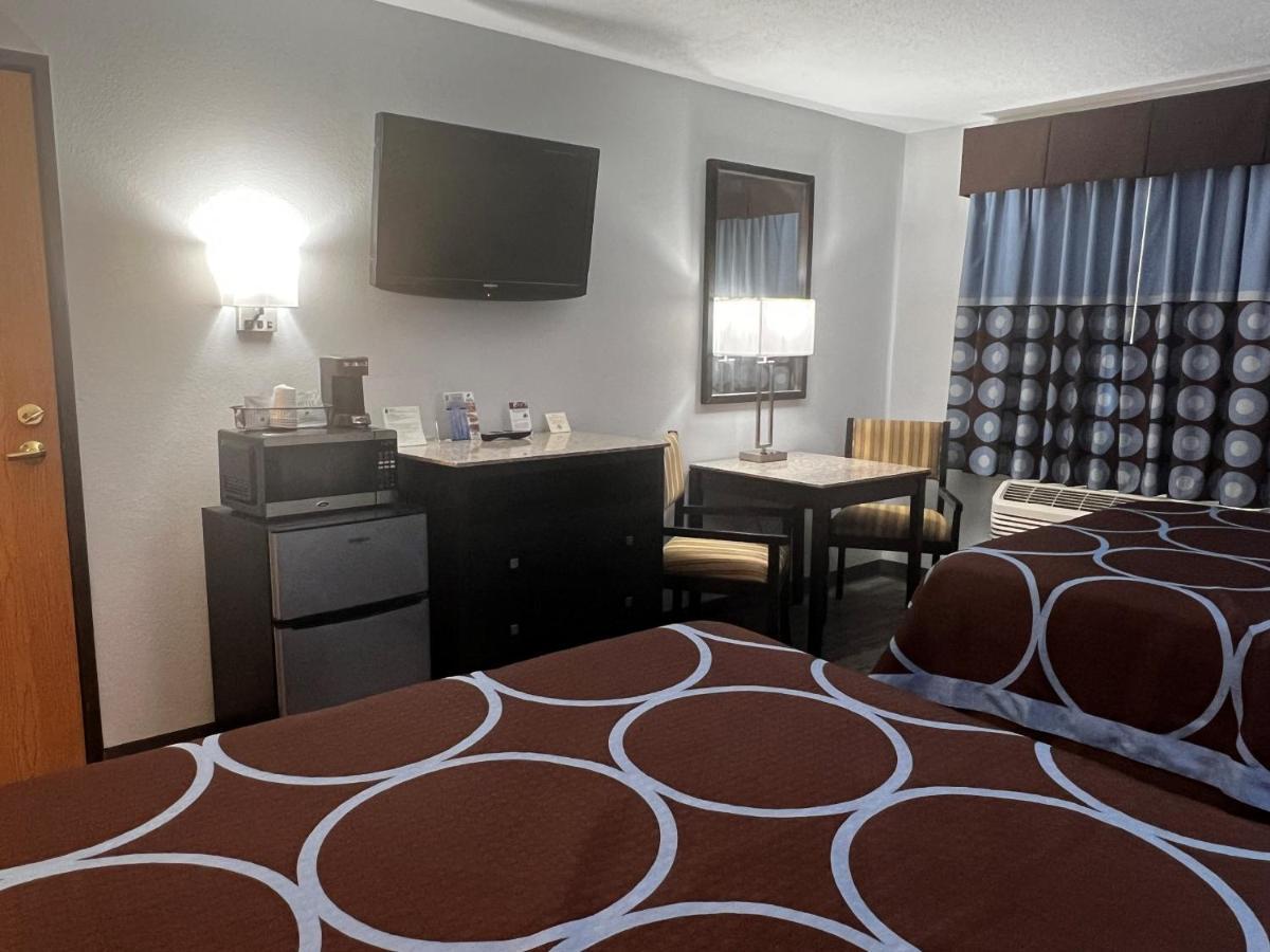 Hotel Super 8 By Wyndham Cleveland Tx Exterior foto