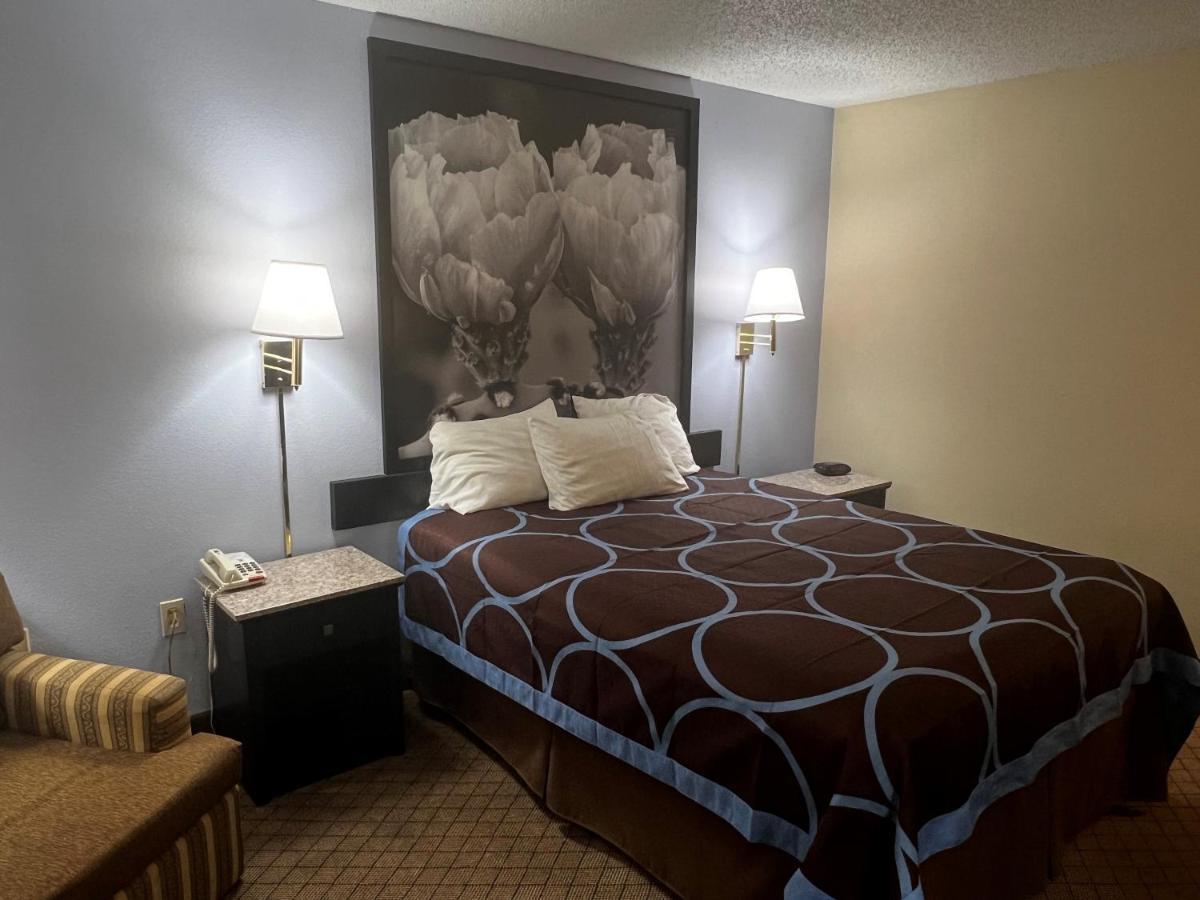 Hotel Super 8 By Wyndham Cleveland Tx Exterior foto